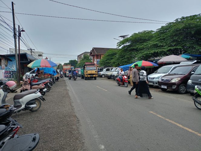 
 Personel Polsek Awangpone Bantu Masyarakat Menyebrang Jalan di Poros Bone–Wajo