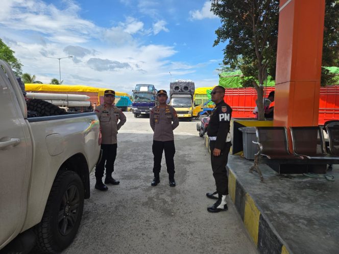 
 Sinergitas Bersama TNI,   Pantau Langsung Situasi Kendaraan Di Areal Parkir