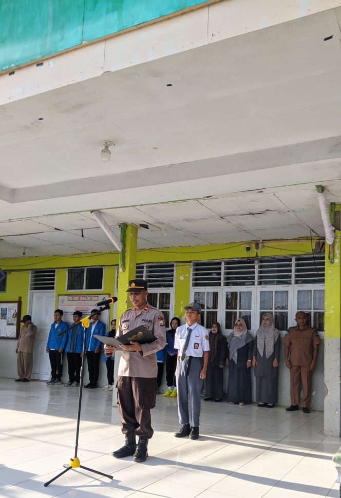 
 Wakapolsek Ulaweng Jadi Inspektur Upacara di Sekolah, Tanamkan Nilai Disiplin dan Cinta Tanah Air