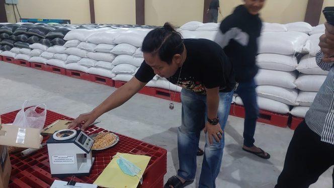 
 Polsek Awangpone Lakukan Droping Jagung Pipil Desa Lappoase ke Gudang Bulog Polres Bone