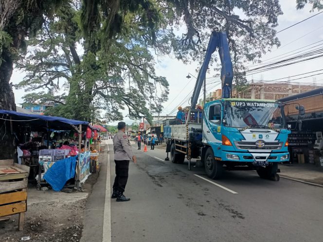 
 PLN Perbaiki Kabel Putus, Bhabinkamtibmas Polsek Ulaweng Lakukan Pengaturan Lalu Lintas