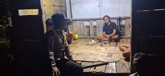 
 ‎Berkunjung Ke Pos Satkamling, Bhabinkamtibmas Polsek Cenrana Berikan Pembinaan