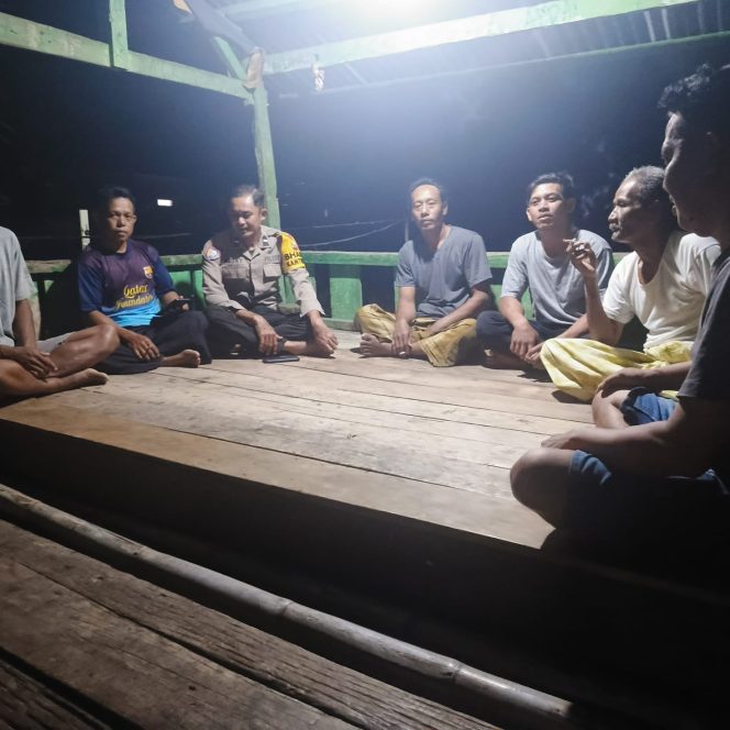 
 ‎Lakukan Pembinaan, Bhabinkamtibmas Polsek Cenrana Kunjungi Satkamling Di Desa Panyiwi
