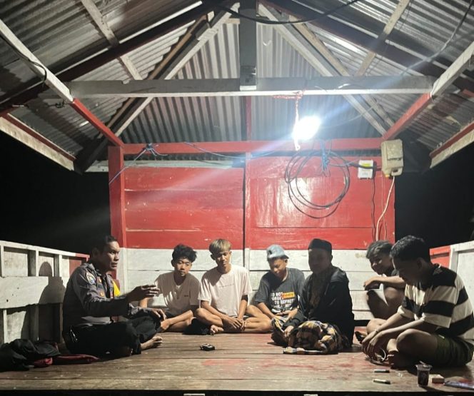 
 ‎Rutin Laksanakan Pembinaan, Bhabinkamtibmas Polsek Cenrana Kunjungi SatKamling