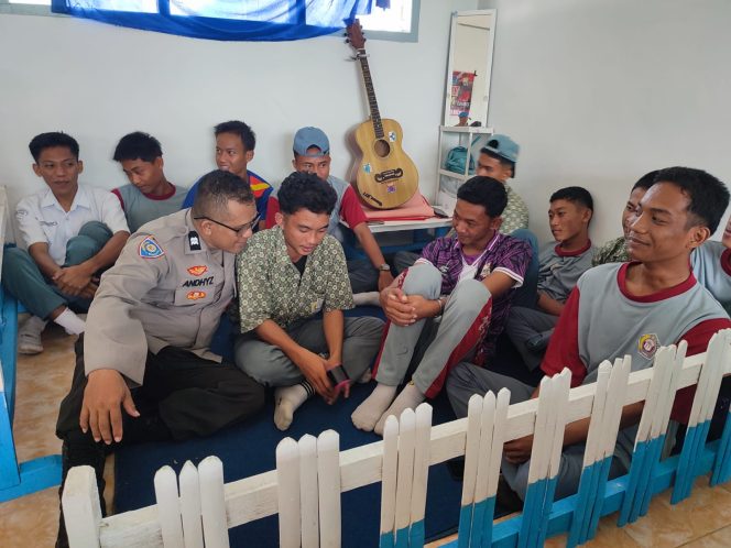 
 ‎Berikan Pesan Kamtibmas, Bhabinkamtibmas Polsek Cenrana Sambangi Pelajar Di Desa Binaannya