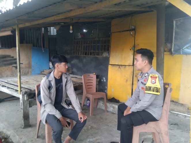 
 Membangun Kedekatan dengan Masyarakat, Bhabinkamtibmas Polsek Ajangale Sambangi Warga