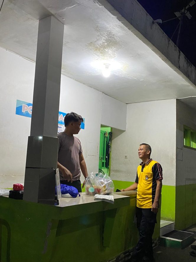 
 Pembinaan Sat Kamling Oleh Bhabinkamtibmas Desa Mappalo Ulaweng di Pos Sat Kamling Weroro 