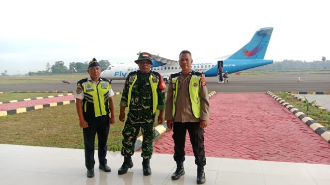 
 Polsek Awangpone Memantau Keberangkatan ATR FLYJAYA Menuju Balikpapan Jelang Tahun Baru Imlek 