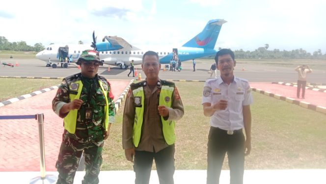 
 Polsek Awangpone Pantau Pesawat ATR FLYJAYA Menuju Makassar Jelang Tahun Baru Imlek 