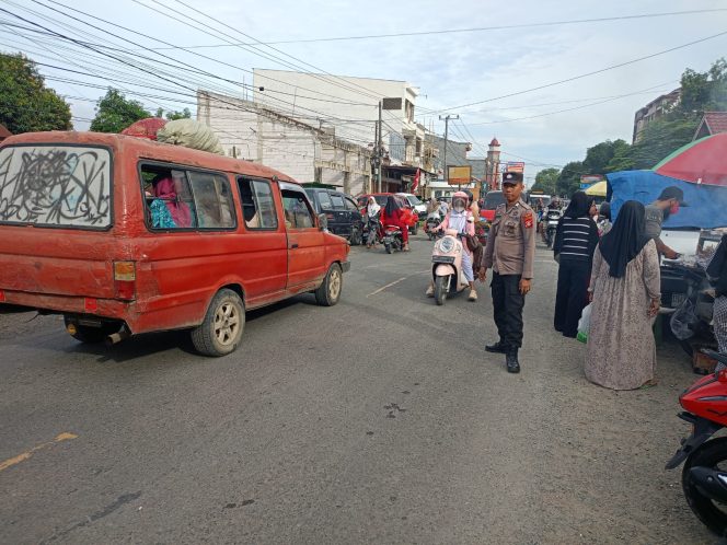 
 Polsek Awangpone  Pengamanan dan Pengaturan Lalu Lintas di Pasar Paccing Pada Tahun Baru Imlek