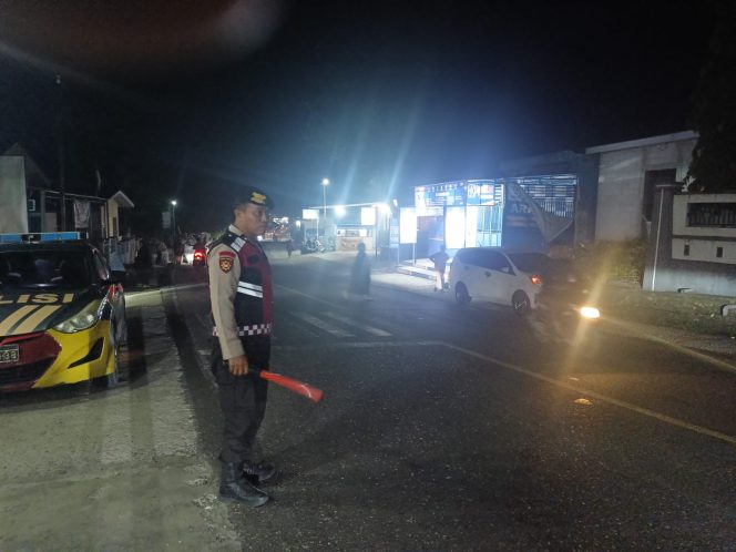 
 ‎Pastikan Kamtibmas Kondusif, Kanit Patroli Lakukan Pengaturan Lalu Lintas di Sela Pelaksanaan Salat Tarawih