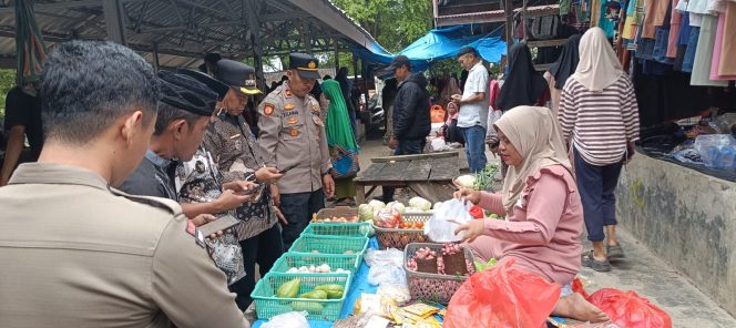 
 Kapolsek Ponre melaksanakan operasi pasar bersama forkopincam dipasar tradisional lonrong desa Pattimpa