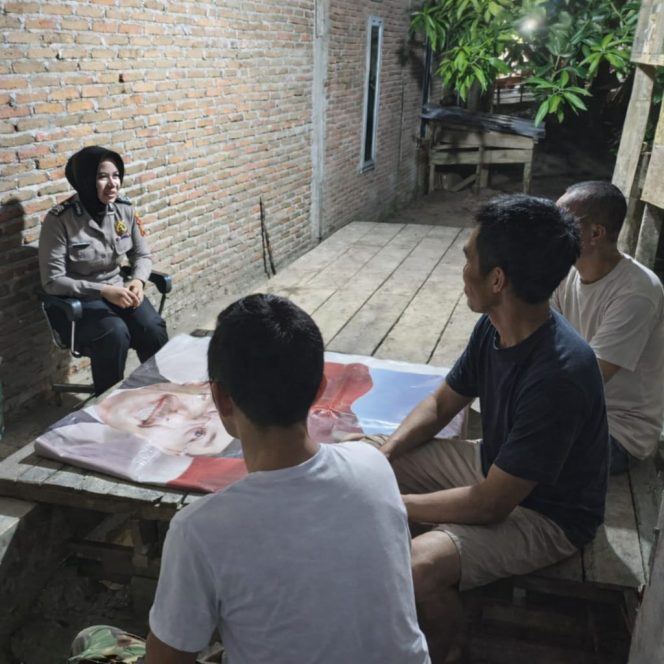 
 ‎Demi Terjaganya Kamtibmas di Bulan Puasa, Bhabinkamtibmas Brigpol Elvira Sari Beri Himbauan Menohok kepada Warga