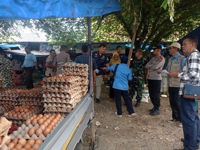 
 Kapolsek Awangpone Pemantauan Harga dan Stok Bahan Pangan Pasar Paccing Diawal Ramadhan 1447 H