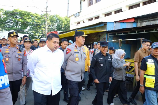 
 Kapolda Sulsel Bersama Gubernur Tinjau Harga Bahan Pokok di Pasar Terong Makassar