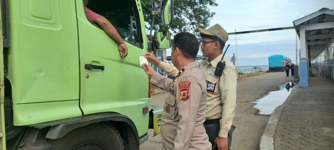 
 Periksa Administrasi Kendaraan, Cegah Muatan Illegal Dalam Kapal