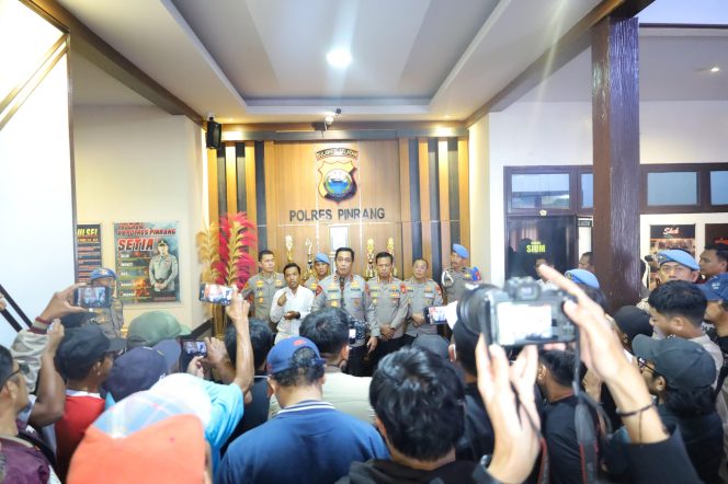 
 Kapolda Sulsel Kunjungi Rumah Duka Bripda Dirja Pratama di Pinrang, Pastikan Penanganan Kasus Secara Transparan