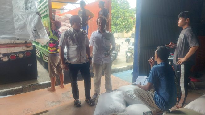 
 Polisi Penggerak Polsek Awangpone Laksanakan Penyerapan Jagung Pipil di Gudang Bulog Tanete