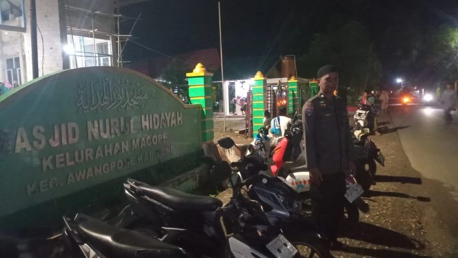 
 Polsek Awangpone Amankan Shalat Isya dan Tarawih di Masjid Nurul Hidayah Kelurahan Macope
