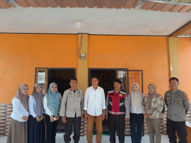 
 Patroli Dialogis, Wakapolsek dan Kanit Samapta Imbau Warga Jaga Lingkungan Serta Beri Pesan Pesan Kamtibmas