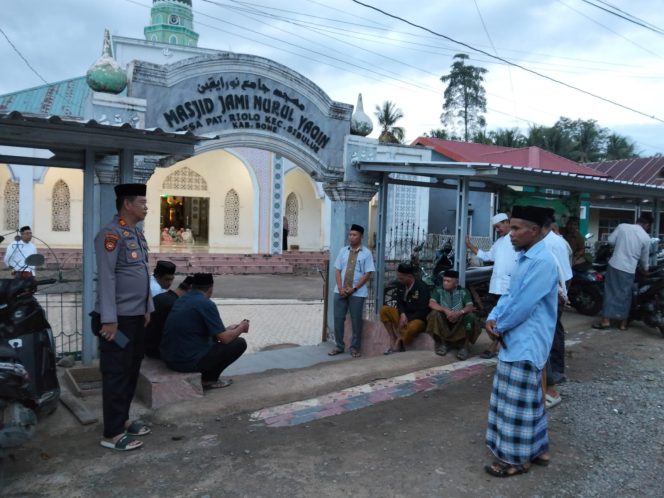 
 Ngabuburit, Kapolsek Sibulue Patroli Sore dan Sholat Maghrib Bersama Warga