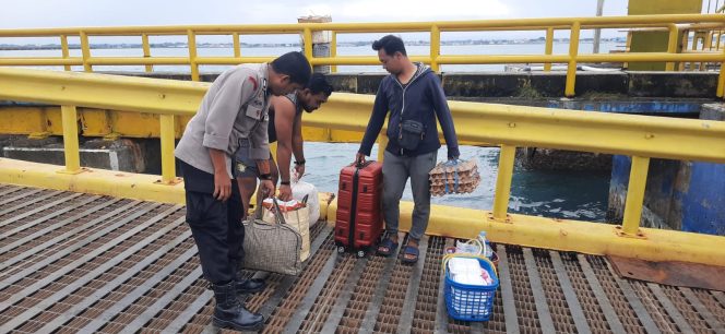 
 Di Rumpdoor Kapal Ferry, Personil Lakukan Pengamanan Dan Pelayanan Saat Keberangkatan Kapal