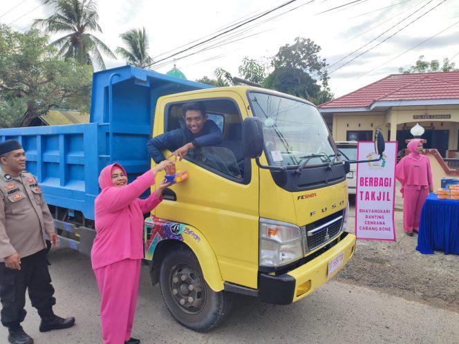 
 Peduli Di Bulan Ramadhan, Polsek Cenrana Bersama Bhayangkari Ranting Cenrana Bagikan Takjil Kepada Warga