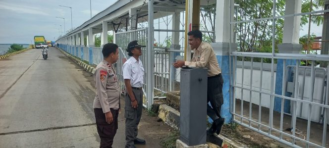 
 Bersama Karyawan Kapal, Pastikan Seluruh Kendaraan Sesuai Prosedur Penyeberangan