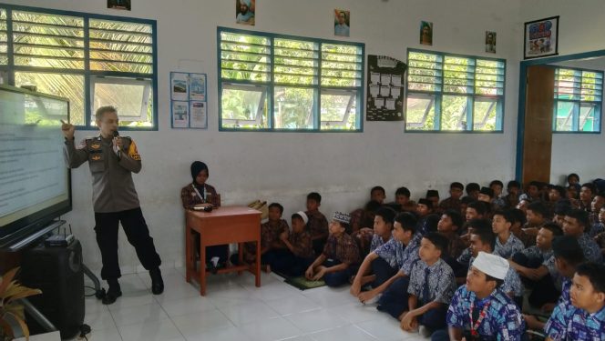 
 Kapolsek dan Bhabinkamtibmas Hadiri Penyuluhan Narkoba di SMP 1 Ulaweng