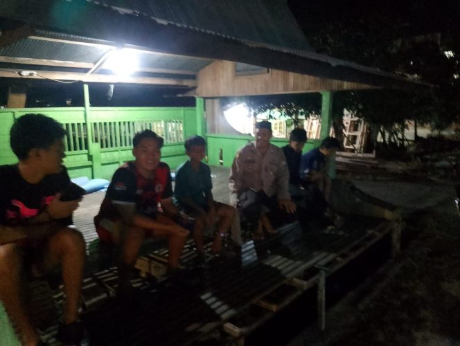 
 Bhabinkamtibmas Melaksanakan Giat Kontrol Satkamling dan Sampaikan Pesan Kamtibmas