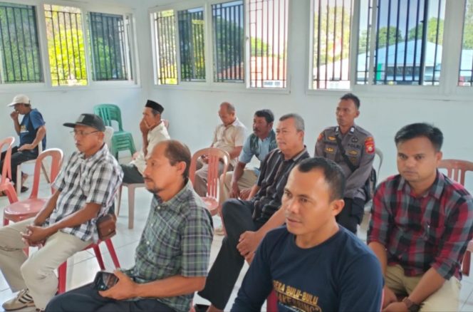 
 Bhabin Aiptu Adiwijaya Titip Pesan Kamtibmas  Pada Saat Hadiri Rapat , Polres Bone