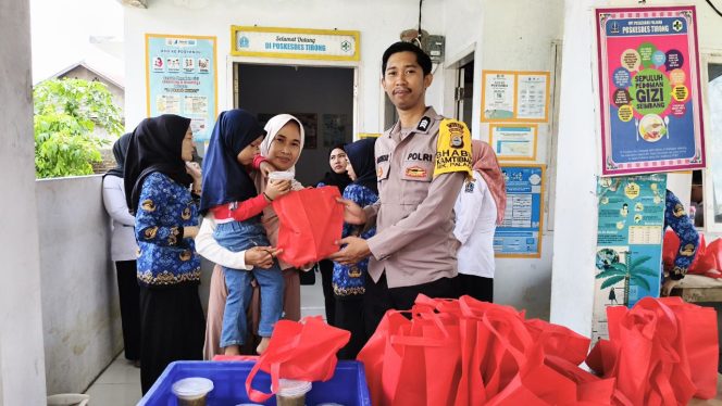 
 ‎Penyaluran Perdana Makanan Bergizi Gratis untuk Balita di Desa Tirong Dipantau Langsung Bhabinkamtibmas