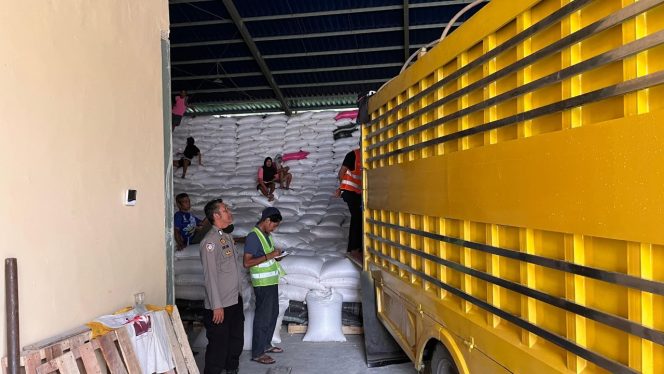 
 ‎Personil Polsek Palakka Lakukan Pemantauan dan Pengawasan Penyerapan Jagung di Gudang Desa Pasippo