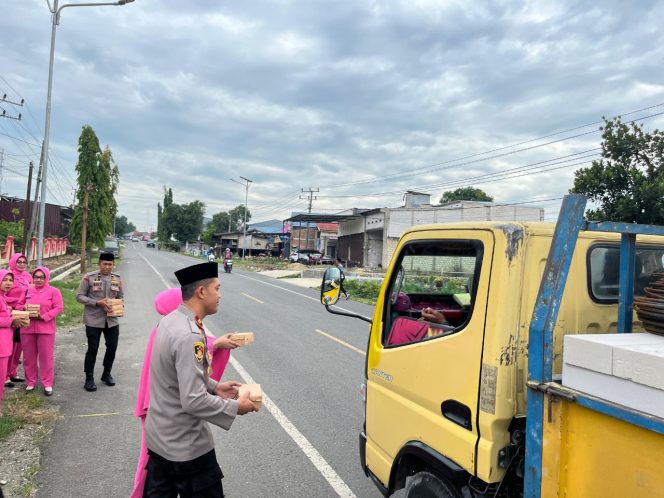 
 ‎Berbagi Berkah di Bulan Suci Ramadan, Personel Polsek Palakka bersama Bhayangkari Bagikan Takjil di Depan Mako
