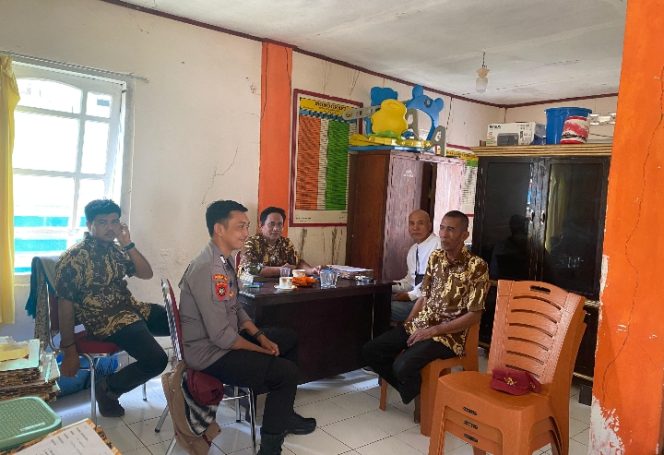 
 Bhabinkamtibmas Desa Tadang Palie Koordinasi dengan Pemerintah Desa Terkait Kamtibmas