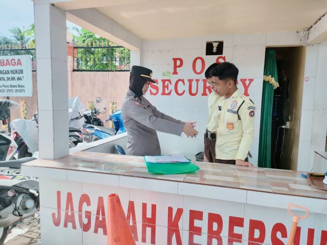 
 Kanit Binkamsa Sat Binmas Polres Bone Laksanakan Sambang Sapa kepada Satpam Universitas Andi Sudirman