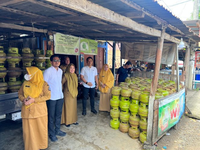 
 Operasi Pasar, Polres Bone Bone Bersama Dinas Terkait Awasi Distribusi LPG 3 Kg di Kecamatan Tellu Siattinge