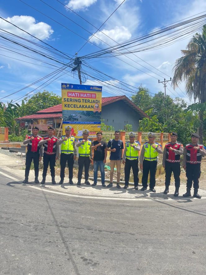 
 Ops Keselamatan, Satlantas Polres Bone Pasang Spanduk Peringatan di Titik Rawan Lakalantas