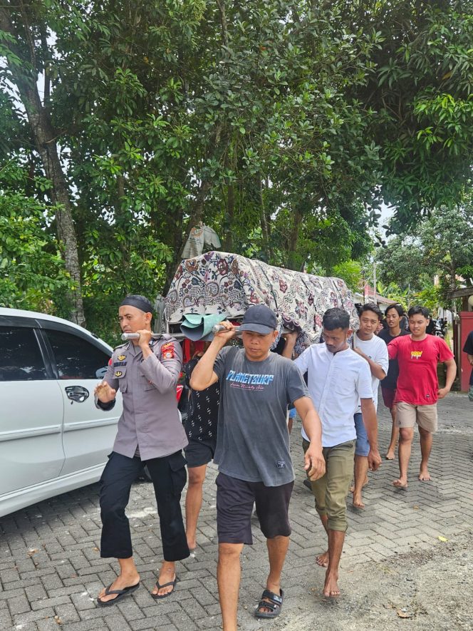 
 Pelayanan Tanpa  Batas Polisi Humanis Polsek Bripka Rahmatullah Ikut Mengangkat Keranda Jenazah Warga Apala