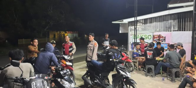 
 Personel Polsek Barebbo Gelar Patroli Biru, Ajak Warga Jaga Kamtibmas Sambut Ramadan