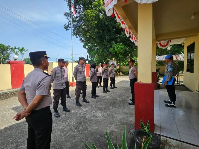
 Kapolsek Barebbo Pimpin Apel Pagi, Tekankan Peningkatan Patroli Jelang Ramadan