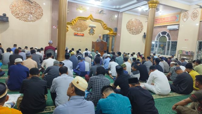 
 Kanit Bintibsos Sat Binmas Polres Bone Berikan Ceramah dan Himbauan Kamtibmas di Masjid Lailatul Qadar