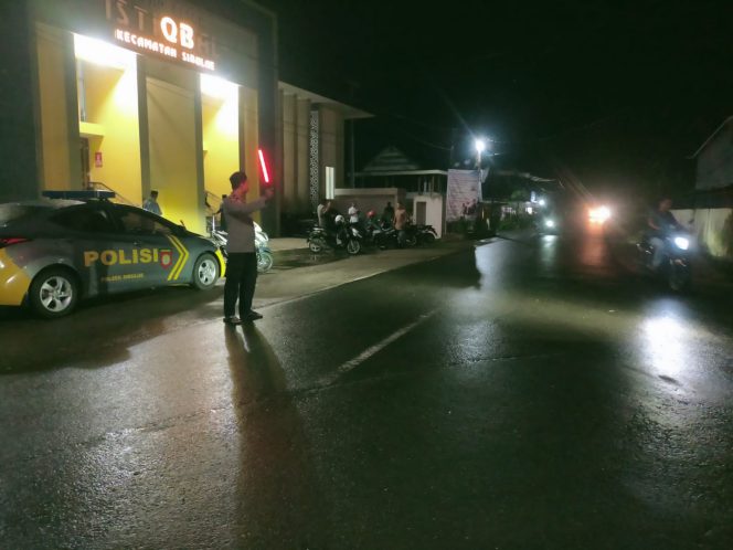 
 Pastikan Ibadah Tarawih Aman dan Lancar, Kapolsek Sibulue Kerahkan Personel Laksanakan Pengamanan