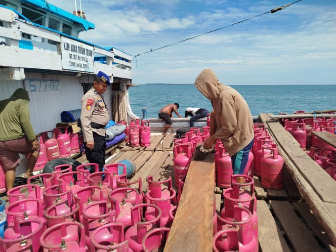 
 Satpolairud Polres Bone Beri Pelayanan Kepada Penumpang Ferry