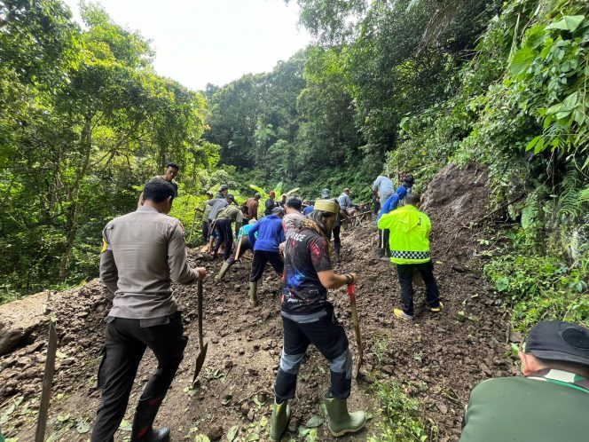 
 Kerja Bakti Pasca Longsor, Polsek Tellu Limpoe Bersama TNI dan Warga Buka Akses Jalan Terputus