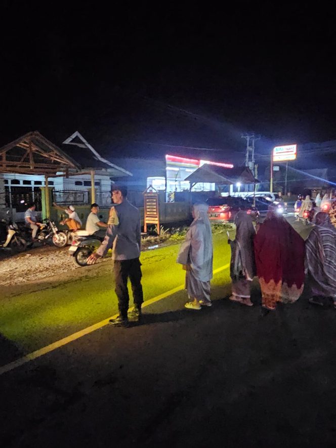 
 Personil Polsek Barebbo Laksanakan Pam Arus Lalu Lintas Dan jaga keamanan Para Jemaa