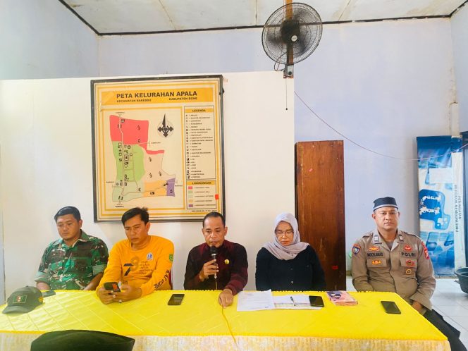 
 Kanit Binmas Polsek Barebbo Hadiri Rapat Penyaluran Bantuan Sembako di Kantor Lurah Apala