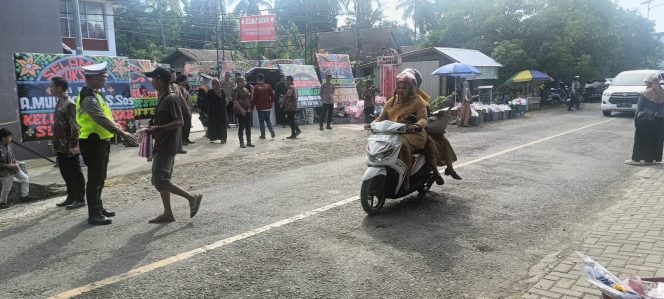 
 Unit Lantas Polsek Tanete Riattang Laksanakan Pam Jalur Wisuda UNCAPI, Antisipasi Kemacetan Lalu Lintas