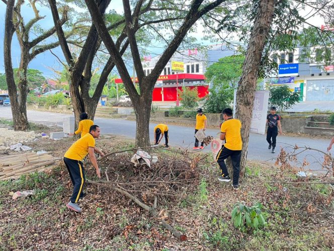 
 Dukung Penanganan Sampah Nasional, Wakapolres Bone Pimpin Korve Gabungan Polres dan Brimob
