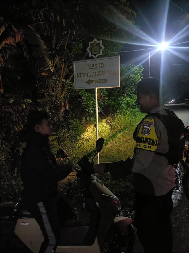 
 Aipda Hamdan Sambangi Warga Malam Hari, Pastikan Harkamtibmas Tetap Kondusif